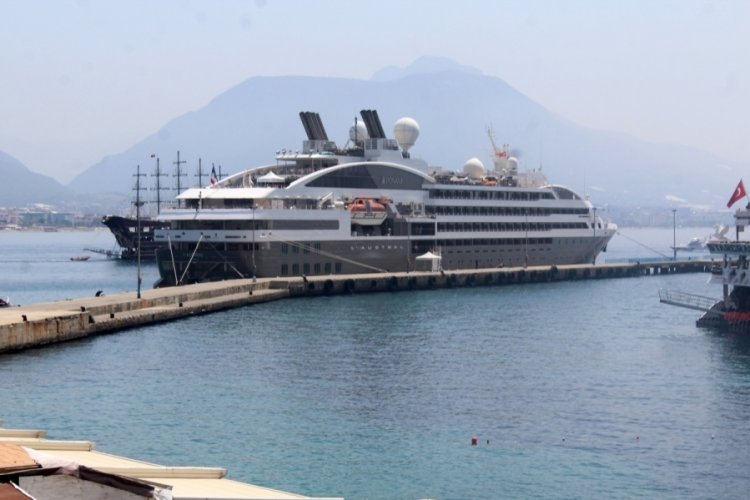 Antalya'da L'Austral yolcu gemisi 143 personelliye Alanya Limanı'na demir attı