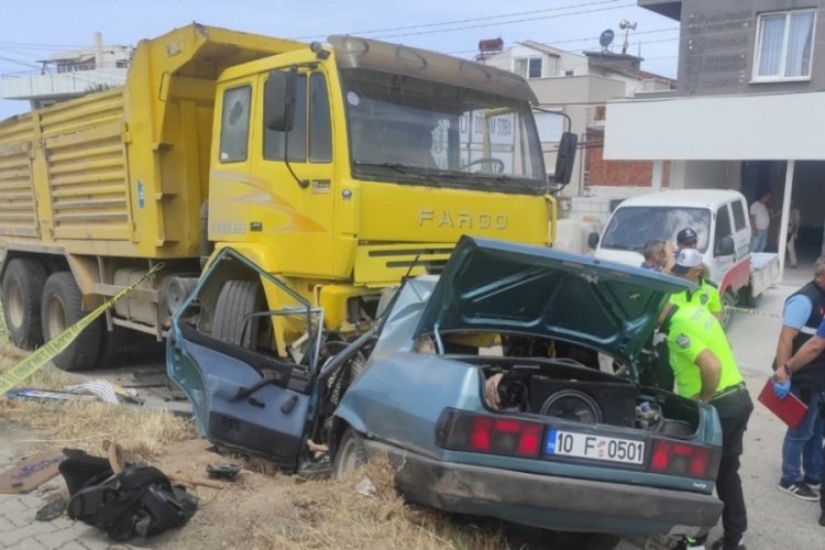 K&ouml;peğe &ccedil;arpmamak i&ccedil;in manevra yapan otomobil kamyona &ccedil;arptı: 3 &ouml;l&uuml;