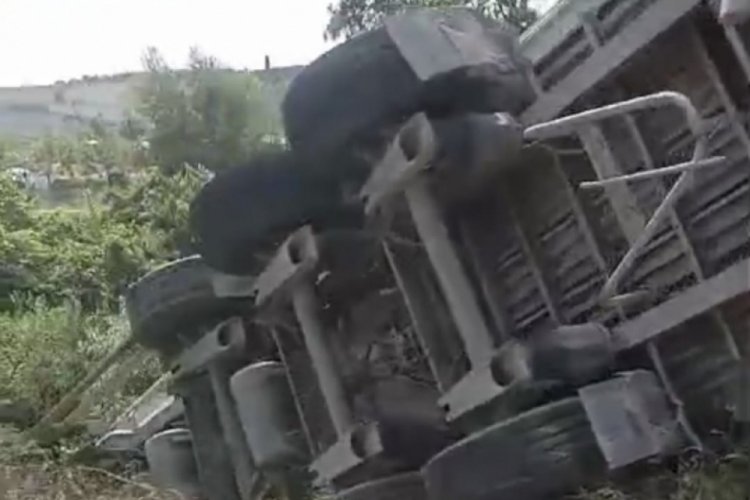 Bursa'da tır devrildi!