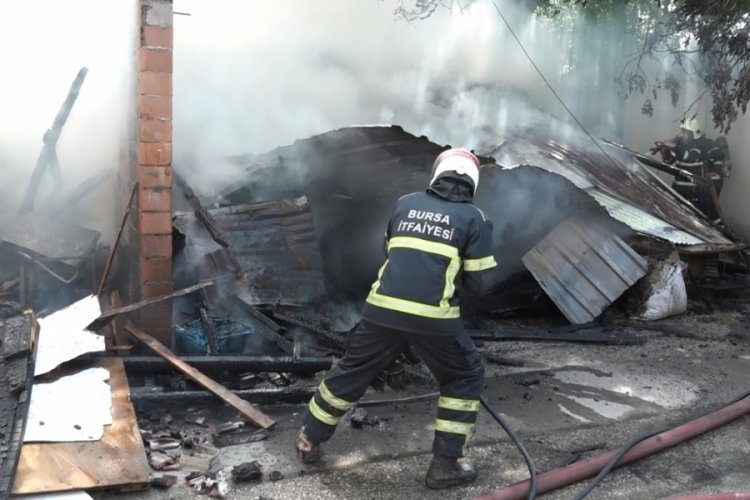 Bursa'da bir ahırda &ccedil;ıkan yangın paniğe sebep oldu