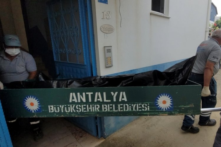Kiracının fark ettiği koku, ev sahibinin &ouml;l&uuml;m&uuml;n&uuml; ortaya &ccedil;ıkardı