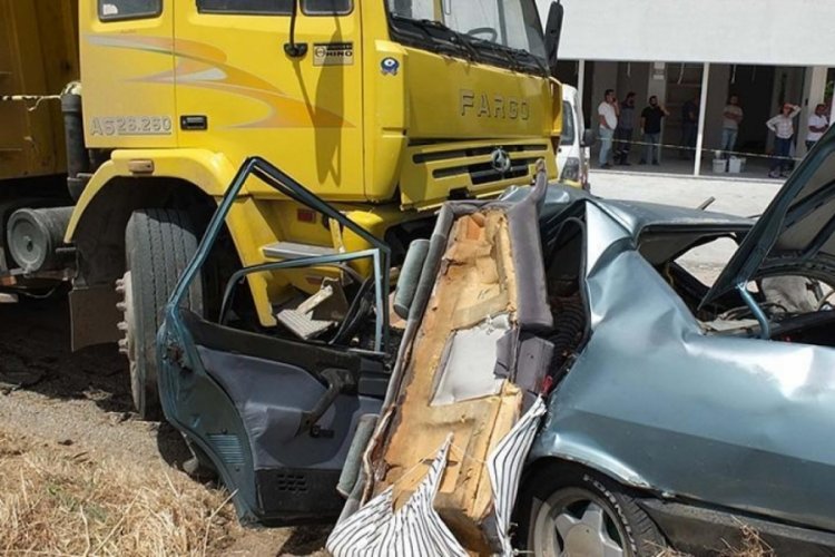 Otomobil hafriyat kamyonunun altına girdi! 3 &ouml;l&uuml;, 1 ağır yaralı