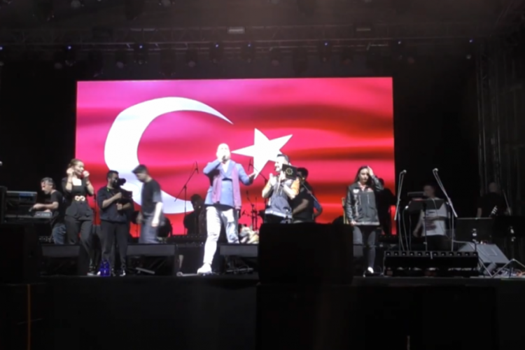 Haluk Levent konserinde uyuşturucu ile m&uuml;cadele hakkında bilgilendirme yapıldı