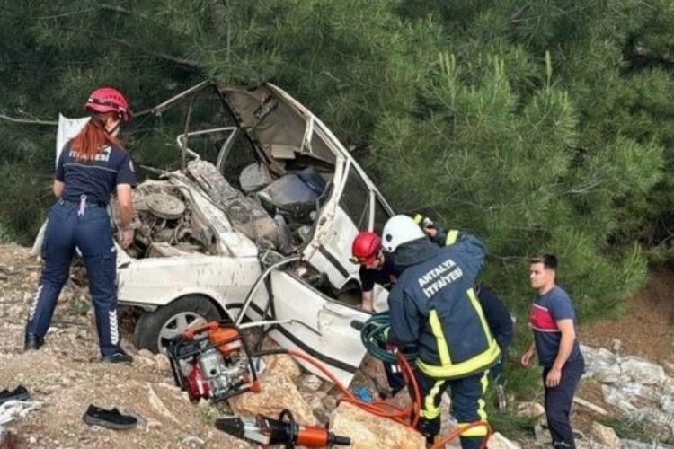 Antalya'da dereye yuvarlanan otomobildeki 1 kişi &ouml;ld&uuml;, 3 kişi yaralandı