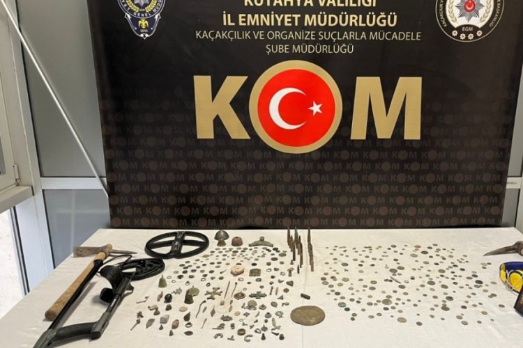 K&uuml;tahya'da 7 adreste tarihi eser ka&ccedil;ak&ccedil;ılarına operasyon: 5 ş&uuml;pheli yakalandı