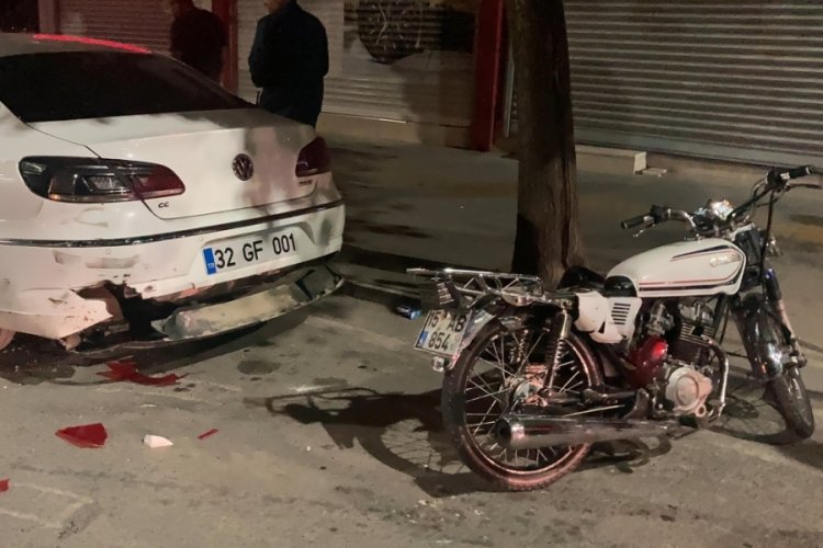 Burdur'da park halindeki otomobile &ccedil;arptı! Durumu ağır