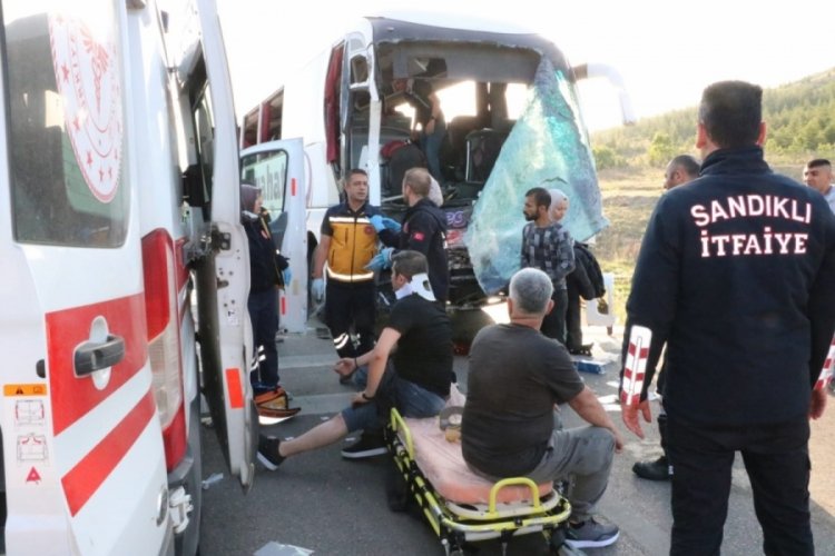 Afyonkarahisar'da yolcu otob&uuml;s&uuml;yle kamyonet &ccedil;arpıştı!