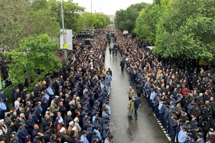 İbrahim Reisi'nin cenaze t&ouml;reninde izdiham yaşandı