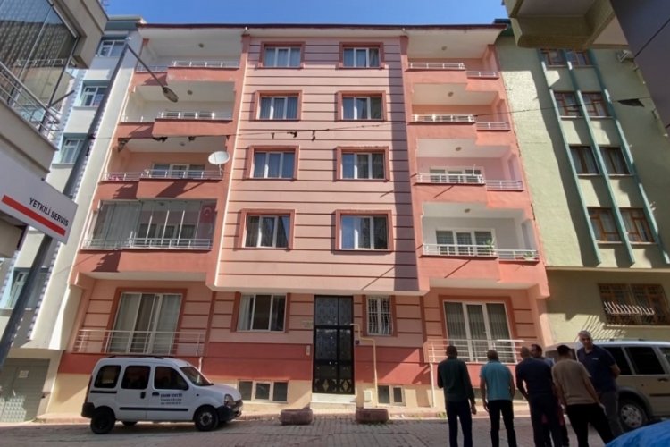 Elazığ'da dengesini kaybeden yaşlı kadın, 4'&uuml;nc&uuml; kattan d&uuml;şt&uuml;