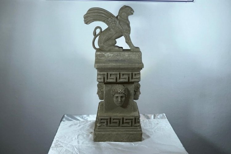 Afyonkarahisar'da pars başlı kanatlı heykel ele ge&ccedil;irildi