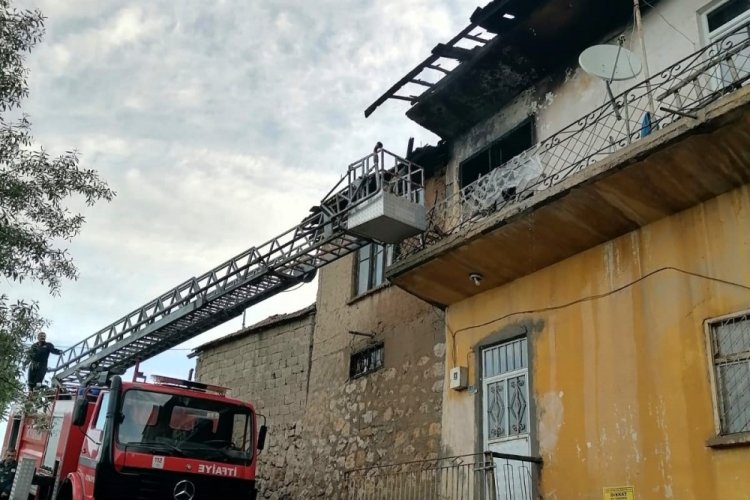 Malatya'da 2 katlı evde yangın paniği!