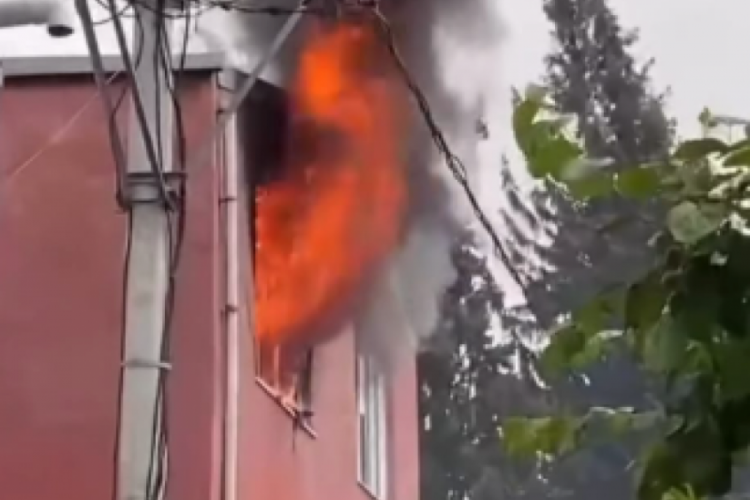 Bursa'da 3 katlı binada yangın paniği!