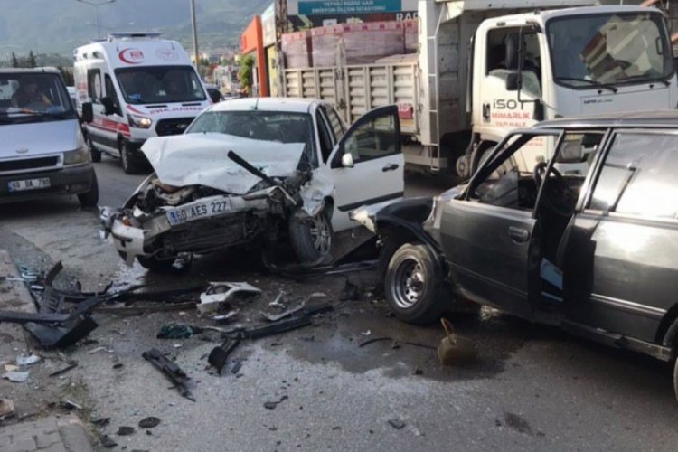 Tokat'ta virajı alamayan ara&ccedil; karşı şeride ge&ccedil;ti