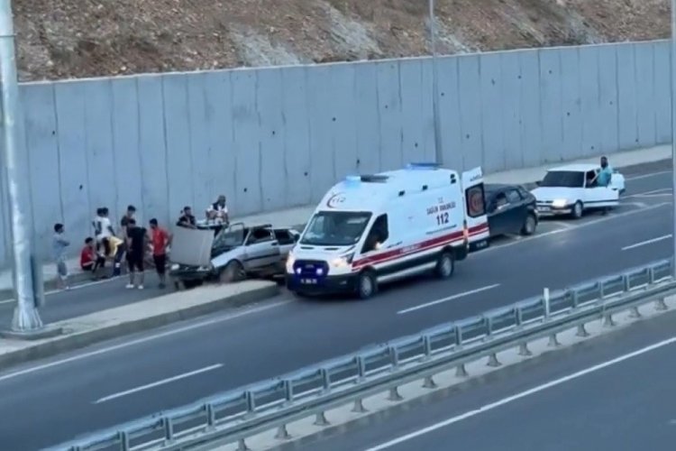 Adıyaman'da otomobil ref&uuml;je &ccedil;arptı: Yaralılar var