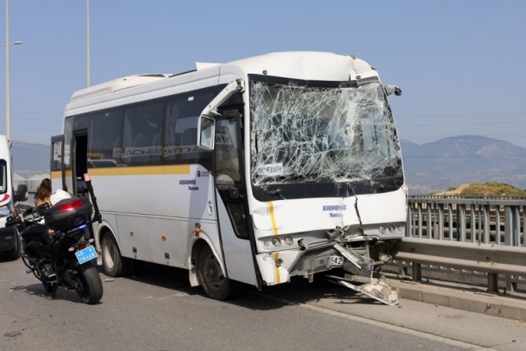 Manisa'da 3 iş&ccedil;i servisi birbirine girdi: 35 yaralı
