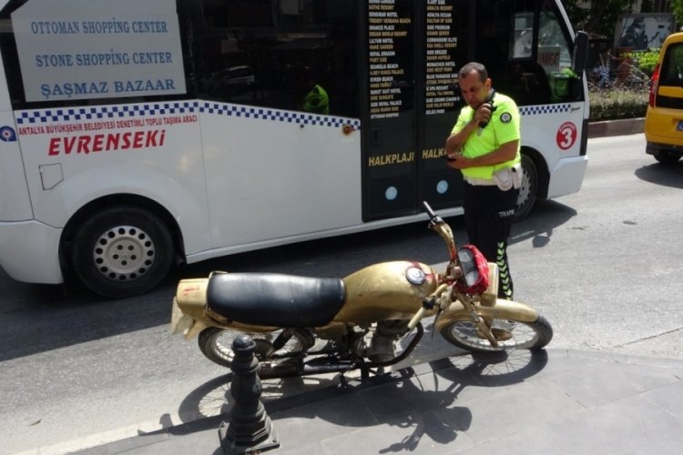 Antalya'da trafik polisinden ka&ccedil;amayınca motosikleti bırakıp kayıplara karıştılar