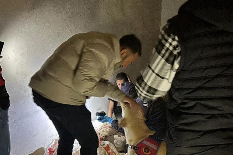 G&uuml;m&uuml;şhane'de kayboldu sanılan &ccedil;ocuk samanlıkta uyurken bulundu