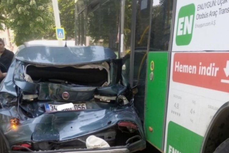 Bursa'da kazaya karışan otomobil hurdaya d&ouml;nd&uuml;!