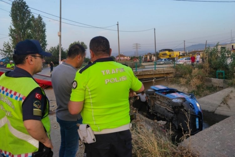 Manisa'da jandarma aracı sulama kanalına u&ccedil;tu