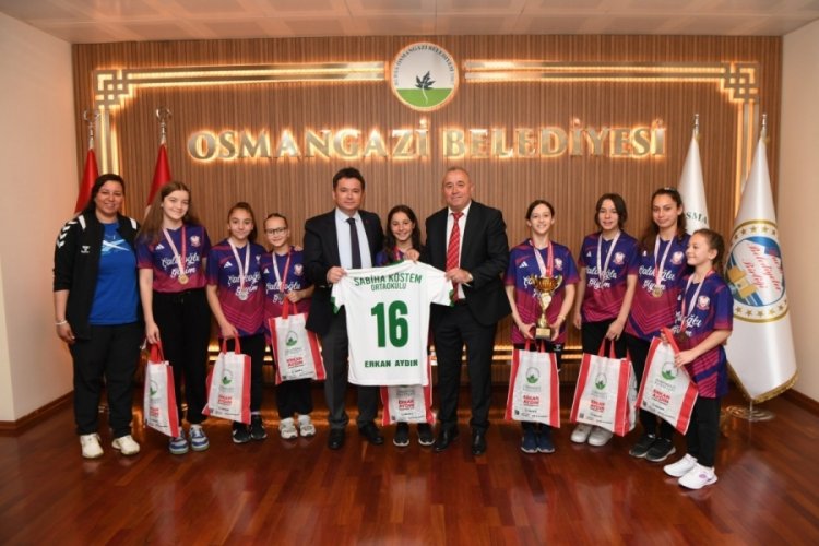 Okullararası T&uuml;rkiye Y&uuml;zme Şampiyonası'nda Bursalı &ouml;ğrencilere &ouml;d&uuml;l