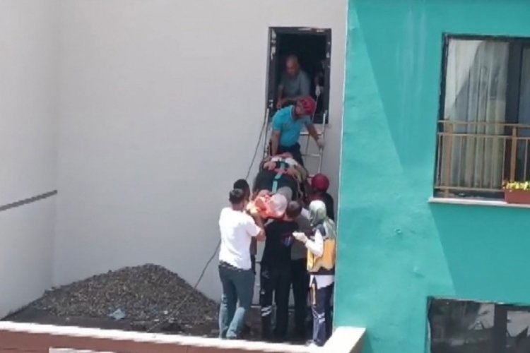 Diyarbakır'da 45 yaşındaki kadın, cam silerken aşağı d&uuml;şt&uuml;