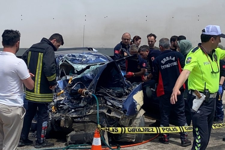 Tokat'ta orta ref&uuml;jden karşı şeride ge&ccedil;erek kamyona &ccedil;arptı: 1 &ouml;l&uuml;