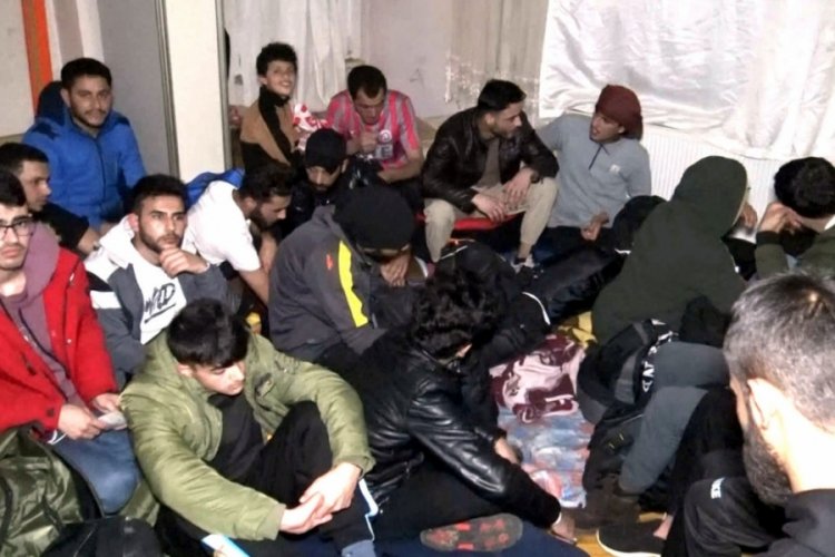 Yurda ka&ccedil;ak yollarla giren g&ouml;&ccedil;menler, yakalandıkları esnada kuruyemiş yemeye devam etti