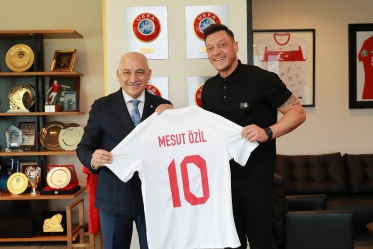 Mesut &Ouml;zil'den TFF Başkanı Mehmet B&uuml;y&uuml;kekşi'ye ziyaret