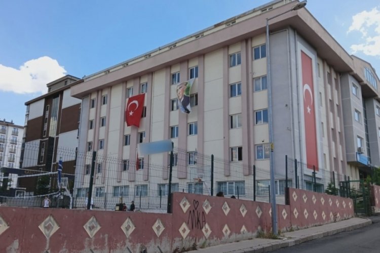 Ankara'da ortaokul &ouml;ğrencileri arasında kanlı kavga!