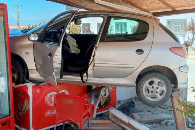 Otomobil dondurma dolabının &uuml;zerine &ccedil;ıktı