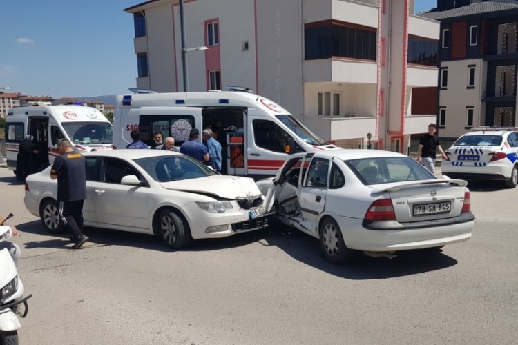 Karab&uuml;k'te iki otomobil &ccedil;arpıştı! Yaralılar var