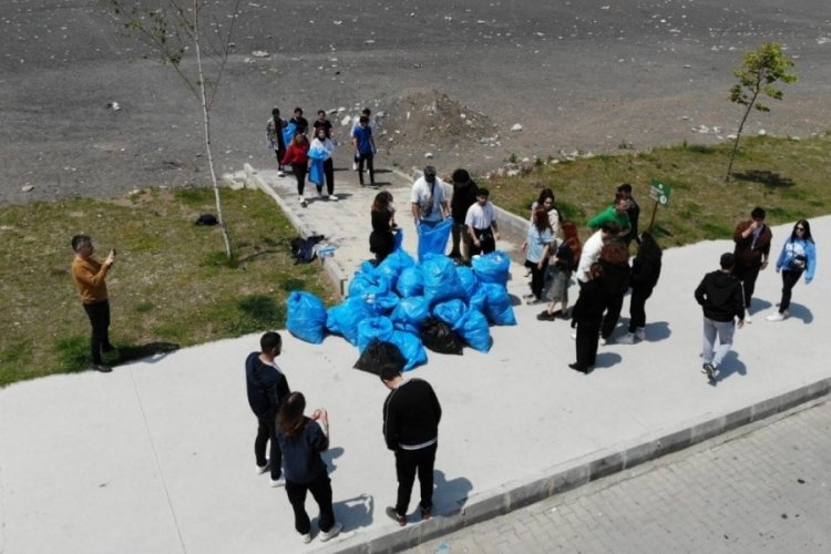 Zonguldak'ta &uuml;niversiteliler, sahilde 50 poşet &ccedil;&ouml;p topladı