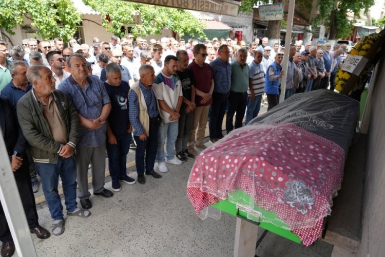 Trafik kazasında &ouml;len gen&ccedil; kızın tabutuna duvak &ouml;rt&uuml;ld&uuml;