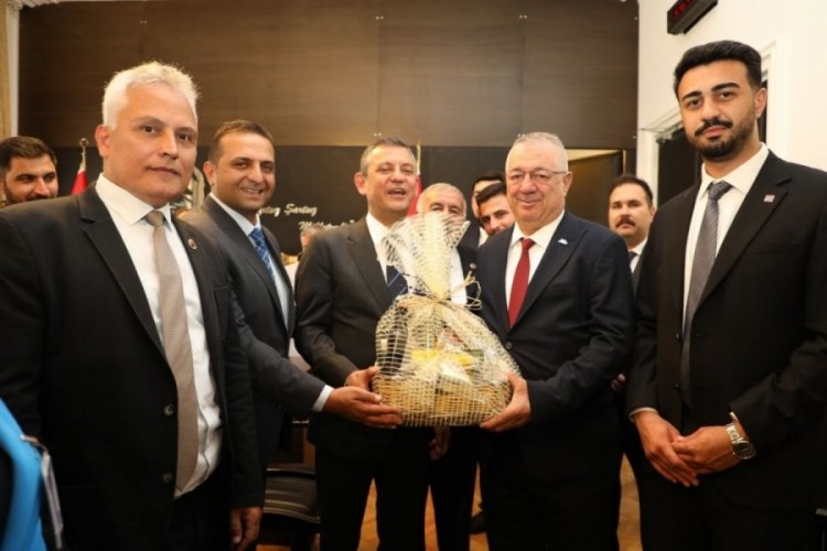 Edremit Belediye Başkanı Mehmet Ertaş &Ouml;zg&uuml;r &Ouml;zel'i ziyaret etti