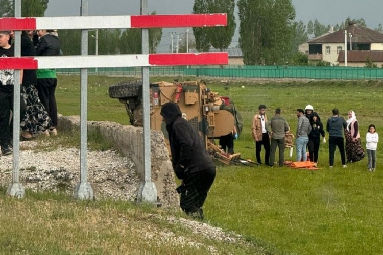 Hakkari'de askeri ara&ccedil;, yağış nedeniyle kayganlaşan yolda kontrolden &ccedil;ıktı! 2 asker yaralandı
