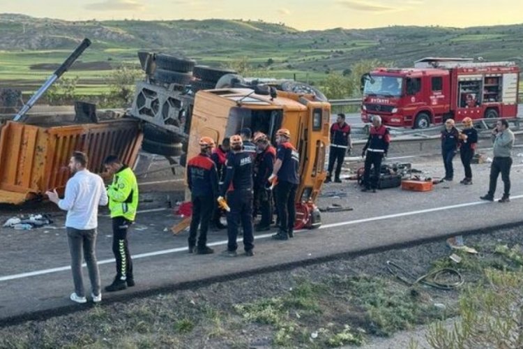Sivas'ta kamyon devrildi: 1 &ouml;l&uuml;, 2 yaralı