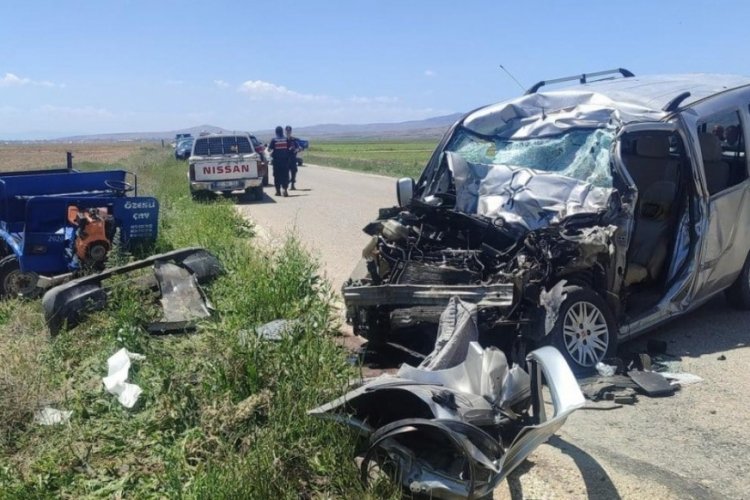 Afyonkarahisar'da hafif ticari ara&ccedil; patpatla &ccedil;arpıştı: 2 &ouml;l&uuml;, 2 yaralı