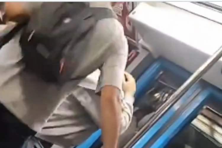 Bursa'da metroda kadının fotoğrafını &ccedil;ekti! D&ouml;ve d&ouml;ve fotoğrafı sildiler