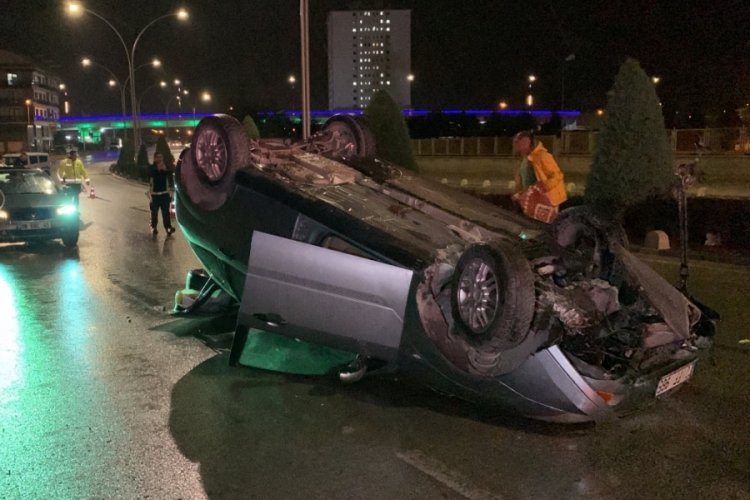 Karaman'da otomobil orta ref&uuml;je &ccedil;arparak ters d&ouml;nd&uuml;! S&uuml;r&uuml;c&uuml;s&uuml; yaralandı