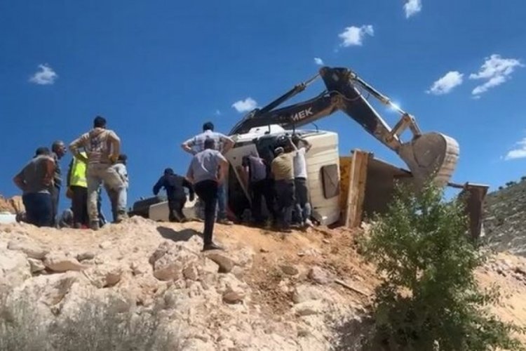 Elazığ'da beton şantiyesinde kamyon devrildi!