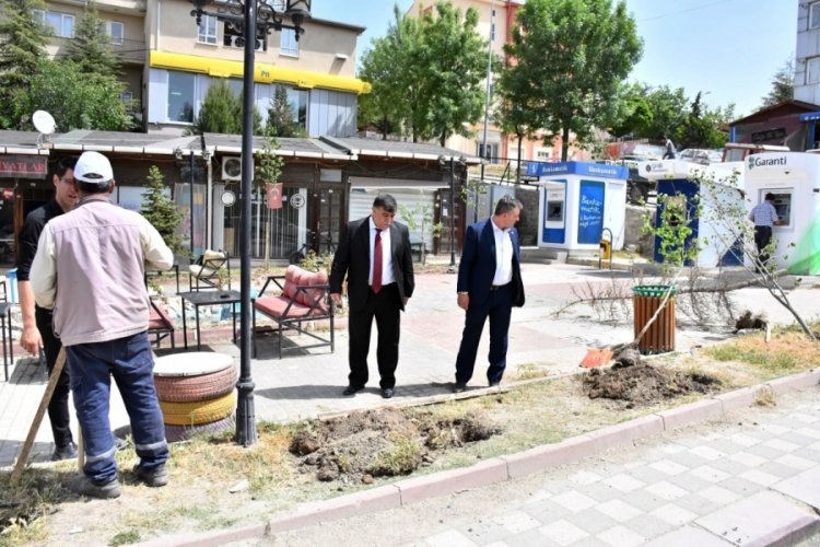 Emet Belediyesi bakım projesini H&uuml;k&uuml;met Meydanında hayata ge&ccedil;irdi