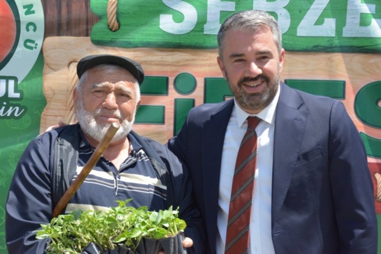 &nbsp;Ankara Pursaklar Belediye Başkanı Çetin vatandaşlara meyve fidesi hediye etti