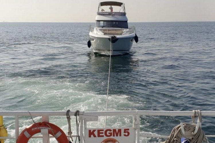 Ambarlı &ouml;nlerinde s&uuml;r&uuml;klenen tekne kurtarıldı