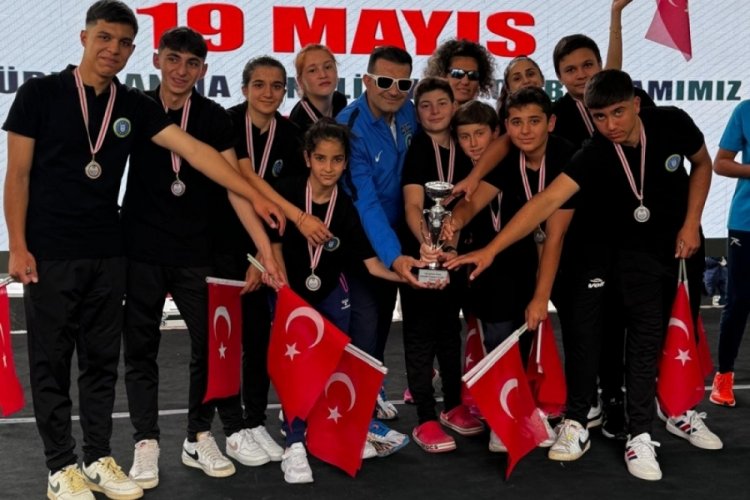 Bursa B&uuml;y&uuml;kşehir Belediyesporlu kanocular Eskişehir'de yine madalyaları topladı