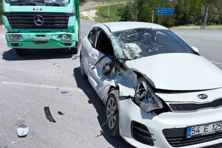Bolu'da otomobil ile kamyon &ccedil;arpıştı: 1 yaralı