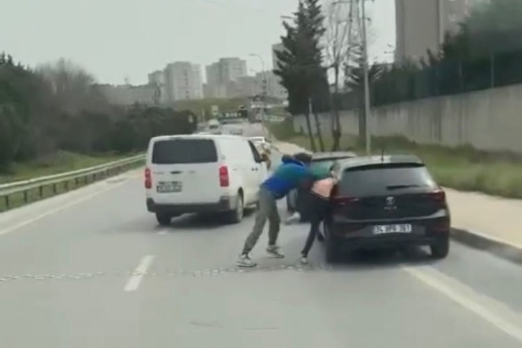 İstanbul'da trafikte yumruk yumruğa kavga!