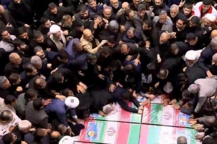 İranlılar başkent sokaklarına d&ouml;k&uuml;ld&uuml;