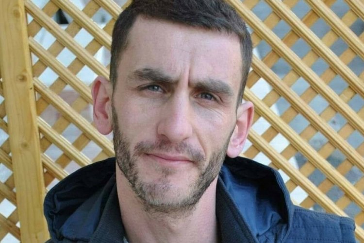 Cesedi ağılda bulunmuştu; arkadaşı dedikodu yaptığı i&ccedil;in &ouml;ld&uuml;rm&uuml;ş