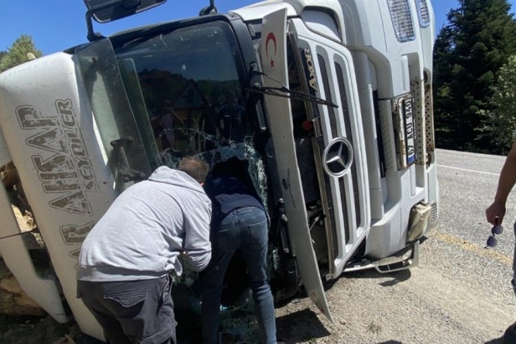 Kastamonu'da tomruk y&uuml;kl&uuml; tır devrildi