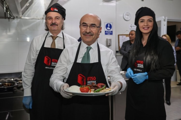 Bursa Valisi Demirtaş T&uuml;rk Mutfağı Haftası'nda Pideli K&ouml;fte hazırladı